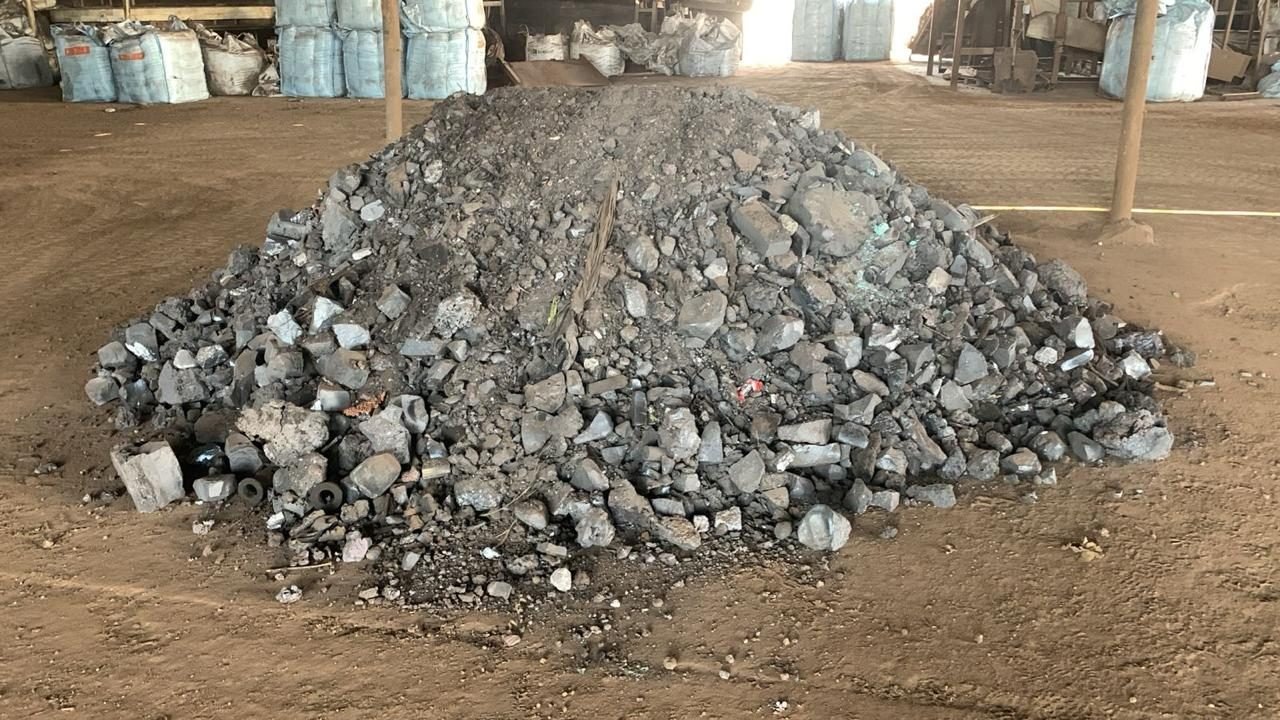 Escoria metálica en instalación de acopio